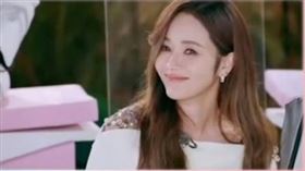 侯佩岑聽周杰倫〈珊瑚海〉尷尬表情全被拍（圖／翻攝自微博）