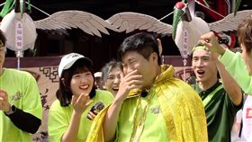 胡瓜（左）化身龜王（圖／民視提供）