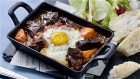 花酒蔵慢燉和牛頰燴半熟蛋。（圖／品牌業者提供）