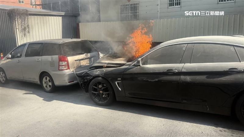 逾250萬名車撞號誌車頭毀　拖離後火燒車