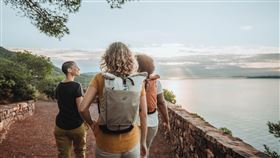 當季新品20L旅遊彈性容量捲蓋背包 。（圖／品牌業者提供）