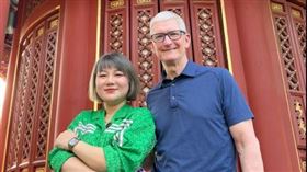 庫克大讚DeepSeek，認為這對業界是一項重大進展，且蘋果致力於結合裝置端與雲端的精密技術，這種軟硬體結合的模式，將有助於公司在AI領域的持續發展。（圖／翻攝自微博＠楊天真本真、庫克）