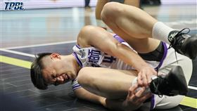 ▲攻城獅盧冠軒上籃落地時撞到蔡宸綱，被擔架抬出場。（圖／TPBL聯盟提供）