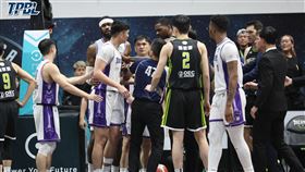 ▲攻城獅蔡宸綱向夢想家洋將貝奇做出揮拳動作，差點引發場上衝突。（圖／TPBL聯盟提供）