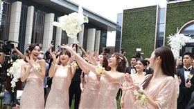 王家梁和許維恩迎來結婚一週年，補辦婚禮，伴娘搶捧花。（記者邱榮吉/攝影）