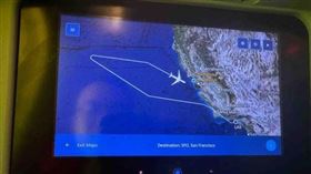 一位乘客拍下，機內的路線圖顯示，飛機因機長忘記帶護照而折返。（圖／翻攝自極目新聞）