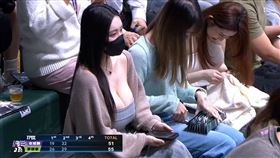 ▲女球迷看球畫面超養眼，在網路上引起不少討論。（圖／翻攝YouTube／TPBL）