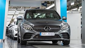 德國車廠戴姆勒車用晶片短缺，德國車廠戴姆勒（Daimler）在德國最大的不來梅（Bremen）廠因此被迫減產，圖為該廠生產的賓士（Mercedes-Benz）C系列轎車。（戴姆勒提供）中央社記者林育立柏林傳真　110年1月24日