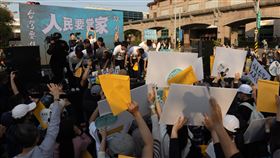 民眾黨「人民要當家」宣講  板橋舉行（2）民眾黨「人民要當家」宣講活動23日在新北市板橋區登場，黨主席黃國昌（台上前中）與黨籍立委鞠躬致意，受到台下支持者熱情回應。中央社記者趙世勳攝  114年3月23日