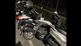 淡水北新路發生車禍事故，整排機車被撞翻。（圖／翻攝臉書細說淡水）