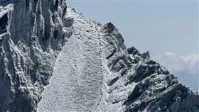 玉山，風口往北峰積雪，落差超過400公尺。（圖／翻攝自玉山國家公園臉書）