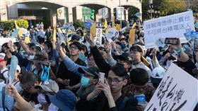 民眾黨「人民要當家」宣講  板橋舉行（3）為反制民進黨「人民是頭家」宣講，民眾黨23日下午在新北市板橋區舉行首場「人民要當家」宣講，支持者於活動尾聲時一同舉牌高喊口號。中央社記者趙世勳攝  114年3月23日