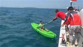 ▲出海釣魚「釣到10歲男孩」！陸童漂流1天1夜被救起　距離驚呆眾人（圖／翻攝自微博）

