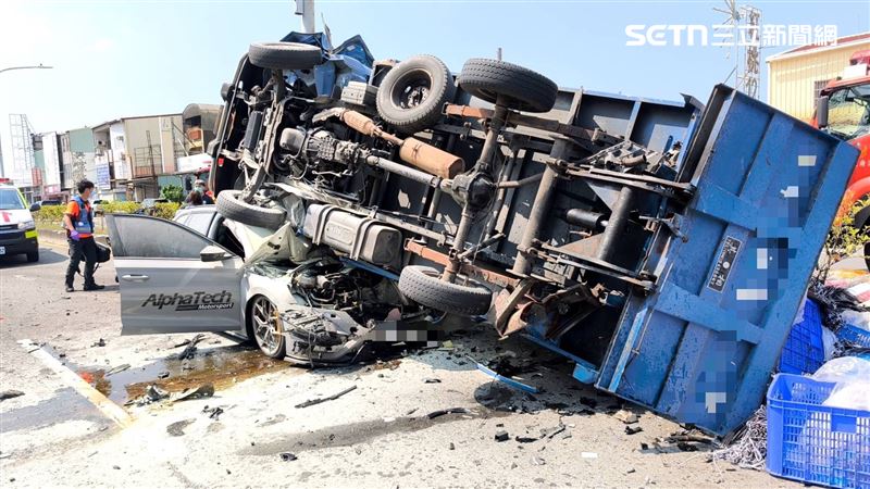 新／貨車「開上」自小客砸爛車頭　他慘死