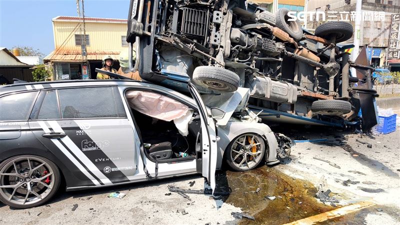 貨車失控翻覆側倒砸爛自小客車。（圖／翻攝畫面）