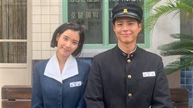 ▲朴寶劍、IU飾演主角寬植與愛純的年輕時期。（圖／翻攝自朴寶劍IG）