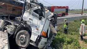 台中大甲，南北二路，砂石車猛撞台電工程車，釀3傷1人OHCA(圖／翻攝畫面)