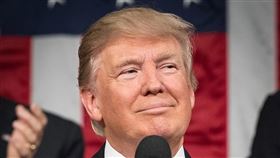 美國總統川普推出的金卡計畫，預計能夠替美國創造5兆美元的收入。（圖／翻攝自白宮臉書）