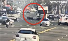 騎士疑似過彎弧度過大，與聯結車路線交疊擦撞倒地內臟破裂。（圖／翻攝畫面）
