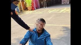 新店警方攔查機車，熱心民眾協助幫忙攔下騎士。（圖／翻攝Threads@jacky750924）
