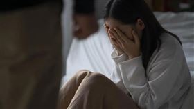 ▲一名台灣女遊客控訴，她遭新加坡一家背包客棧員工性侵。（示意圖非當事人 Xframe）