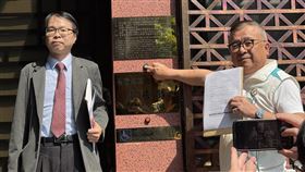 ▲針對罷免吳沛憶連署案出現大量錯假，台北市議員劉耀仁、醫師羅浚晅赴北檢遞狀告發。（圖／記者楊佩琪攝）