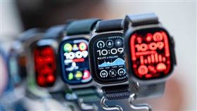 蘋果Apple Watch即將迎來革命性升級，預計加入「相機＋AI視覺智慧」功能。（圖／翻攝自X＠Mark Gurman）