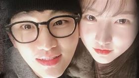 《橫豎研究所》頻道再流出1張金秀賢跟金賽綸2人最新貼臉照。（圖／翻攝自Youtube）