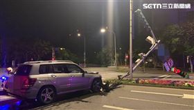 ▲北市柯男酒後駕車行經研究院路時自撞分隔島，導致號誌桿傾斜半倒。（圖／翻攝畫面）