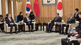 日本首相石破茂21日在官邸接見中國外交部長王毅。（圖／翻攝自X平台 @shigeruishiba）