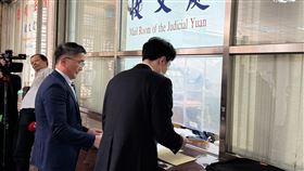 ▲監察院監察調查處長楊昌憲及律師，拿著印有「反對假刪減預算之名，行修憲廢院之實」的牛皮紙袋，裡頭裝有聲請釋憲書狀。（圖／翻攝畫面）