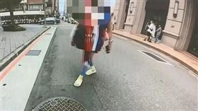 被網友封為「捷運小甜甜」的貴婦昨天又在東區攻擊路人。（圖／翻攝畫面）