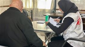 無國界醫生團隊為流離失所的巴勒斯坦難民提供醫療諮詢。（圖／翻攝自無國界醫生官網）