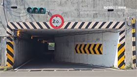 太難了! 蘆竹涵洞太窄牆全刮痕 考驗駕駛能力