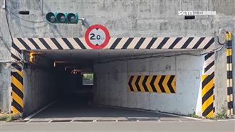 「極限涵洞」全刮痕　駕駛崩潰：比考照難