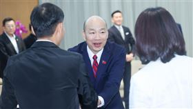 韓國瑜接見全國地方議會正副議長聯誼會（1）立法院長韓國瑜（中）24日下午在立法院接見全國地方議會正副議長聯誼會一行，逐一與成員握手致意。中央社記者吳家昇攝  114年3月24日