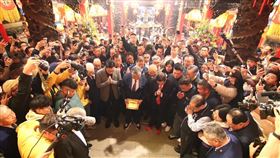 2025大甲媽遶境  4/4深夜起駕台中大甲鎮瀾宮12日循例於元宵節晚間舉行筊筶典禮，由鎮瀾宮董事長顏清標擲筊請示媽祖2025年遶境進香起駕日期及時間，最終定於4月4日深夜10時45分起駕。（鎮瀾宮提供）中央社記者郝雪卿傳真  114年2月12日