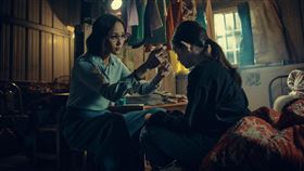 張鈞甯劇中在非正式醫療場所幫難以就醫的病患進行治療。（圖／公視、中華電信、瀚草文創提供）