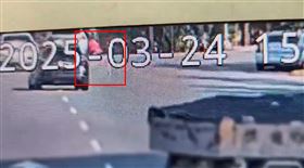 北市北投區承德路七段大貨車輾斃機車騎士。（圖／翻攝畫面）