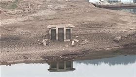 ▲四川巴中化成水庫水位降低，一座墓葬赫然出世，引起外界關注。（圖／翻攝極目新聞）