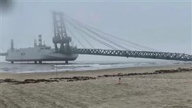 ▲中國社群媒體上關於加長坡道的船舶，像浮動石油鑽井平台。（圖／翻攝自德國鏡報）