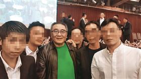 竹聯幫青堂前堂主「四川」高世川（中）輩分頗高，很受幫眾敬重。（翻攝高世川臉書）