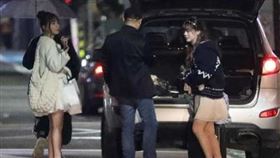 本月6日晚間7點多，剛下通告的元元（左）和直播主妹妹琦琦搭車抵達居酒屋。（圖／本刊攝影組）