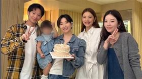 許維恩（中）一家的俊男美女基因也常被報導及討論。（圖／翻攝自許路兒IG）