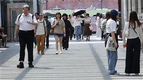 晴到多雲氣溫續升  日夜溫差大（2）中央氣象署表示，24日西半部高溫約攝氏29、30度，但各地早晚低溫約14至18度，日夜溫差大。圖為民眾到台北市中正區戶外活動。中央社記者張皓安攝  114年3月24日