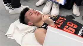 ▲領航猿一哥盧峻翔賽後全身抽筋。（圖／翻攝自IG @small69cookie）