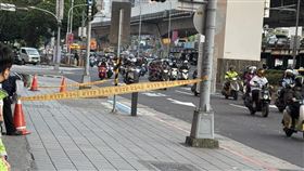 新埔捷運5號出口附近，24日發生磚掉落事件。（圖／翻攝我是板橋人臉書）