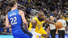 ▲洛杉磯湖人球星詹姆斯（LeBron James）傷癒復出第二場，球隊還是以12分之差輸給奧蘭多魔術、苦吞3連敗。（圖／美聯社/達志影像)