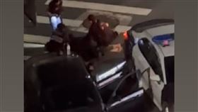 陳男駕駛失竊車輛，被多名警力壓制，身上搜出多種毒品。（圖／翻攝汐止聯盟臉書）