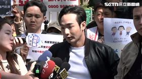 ▲反共網紅八炯前往內政部旁聲援公部門長官。